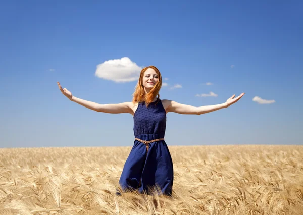 여름 날에 밀밭에서 빨강 머리 소녀. — 스톡 사진