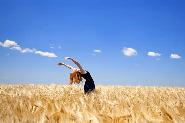 Redhead girl at wheat field in summer day. — Zdjęcie stockowe