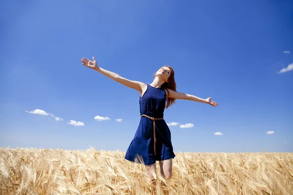 Руда дівчина на пшеничному полі в літній день . — стокове фото