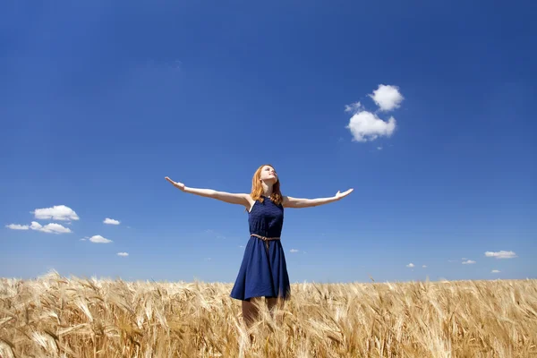 Рыжая девушка на пшеничном поле в летний день . — стоковое фото