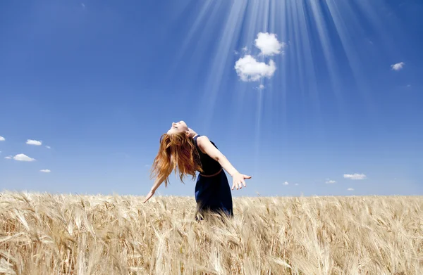 여름 날에 밀밭에서 빨강 머리 소녀. — 스톡 사진