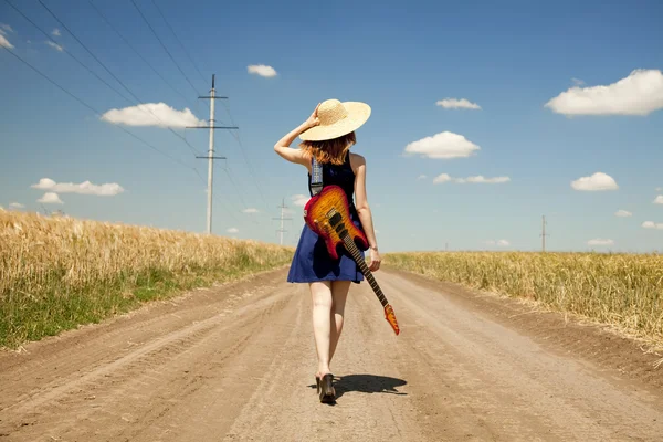 Rock girl avec guitare à la campagne . — Photo