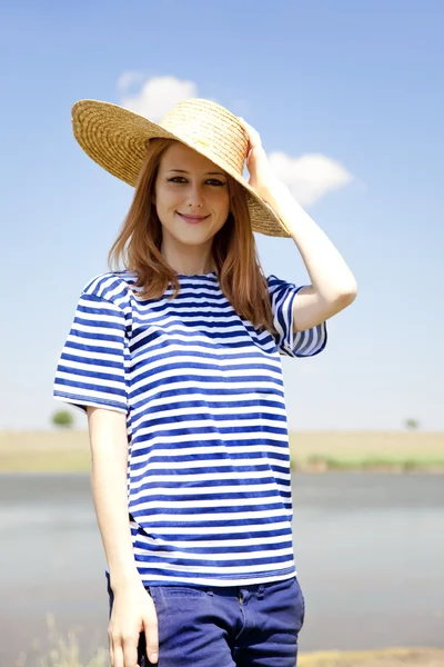 Krásná rusovláska dívka v krajině nead lake. — Stock fotografie
