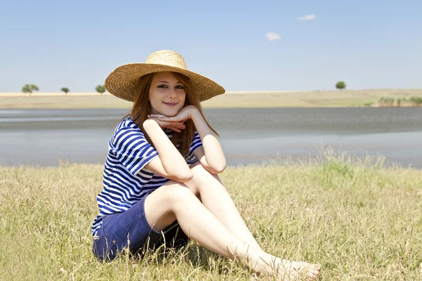 Menina ruiva bonita no campo nead lago . — Fotografia de Stock