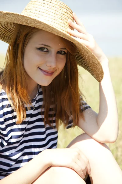 Bella rossa ragazza in campagna nead lago . — Foto Stock