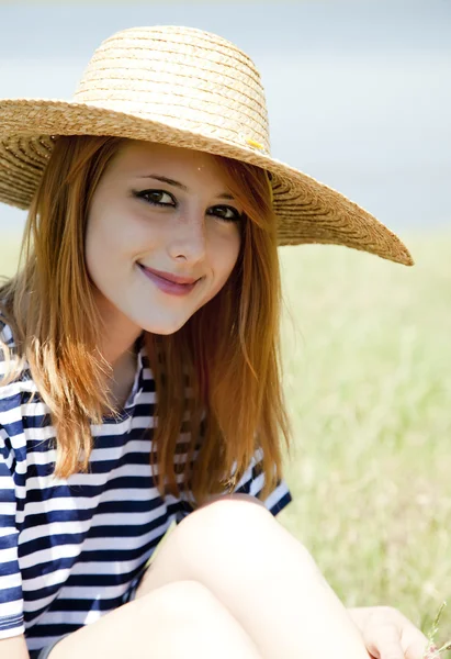 Krásná rusovláska dívka v krajině nead lake. — Stock fotografie