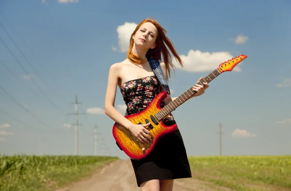 Рок-дівчина з гітарою в сільській місцевості . — стокове фото