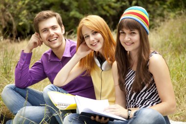 Açık adlı üç öğrenci ödev.