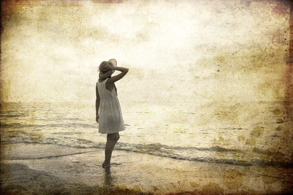 Menina na costa do mar . — Fotografia de Stock