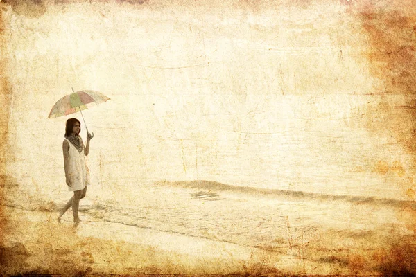 Meisje met paraplu op Zeekust. foto in oude stijl van de afbeelding. — Stockfoto