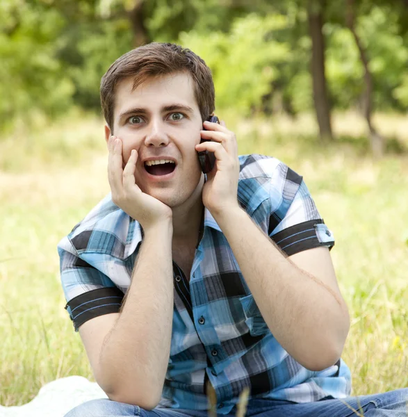 Surprised men with mobile phone at outdoor. — Stock Photo, Image