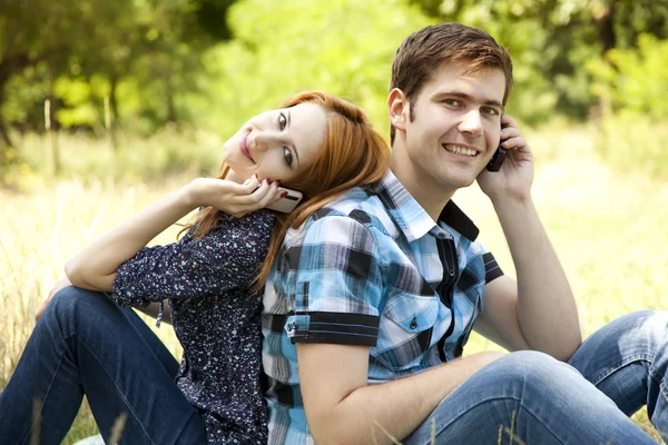 Paar bellen door mobiele telefoon bij buiten tijdens de zomermaanden. — Stockfoto