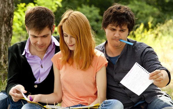Drie studenten van buiten huiswerk. — Stockfoto