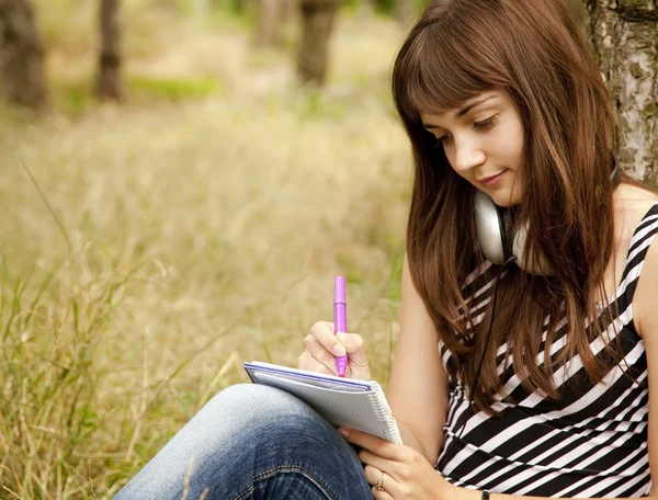 Genç genç kız parkta ödev. — Stok fotoğraf