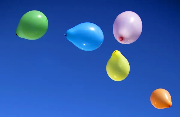 Palloncini giocattolo volare nel cielo . — Foto Stock
