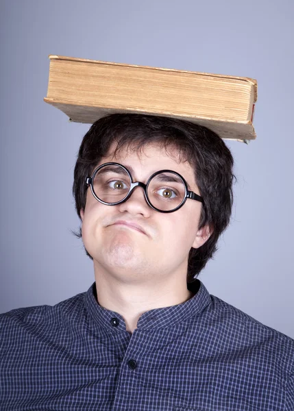 Jovens homens pensativos com livro sobre a cabeça . — Fotografia de Stock