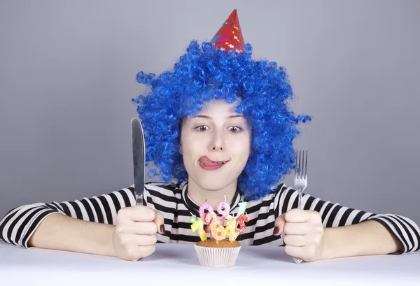 Funny blue-hair girl with cake. — Stock Photo, Image
