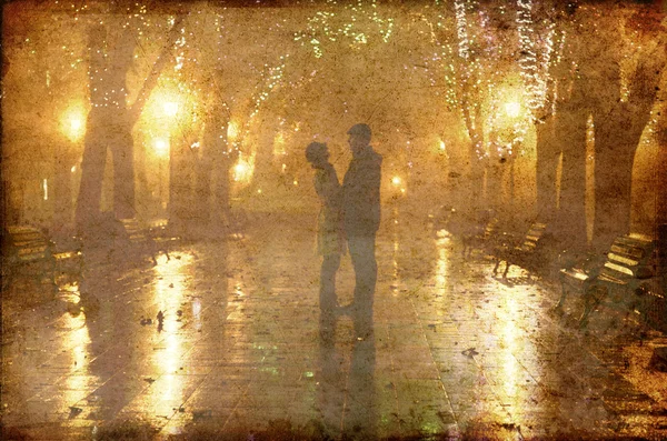 Un par caminando por el callejón con luces nocturnas. Foto en estilo de imagen antigua —  Fotos de Stock