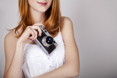 vintage fotoğraf makinesi ile beyaz elbiseli kızıl saçlı kız.