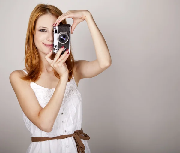 Vintage fotoğraf makinesi ile beyaz elbiseli kızıl saçlı kız. — Stok fotoğraf