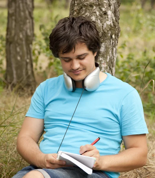 Student z notebooka i słuchawki. — Zdjęcie stockowe