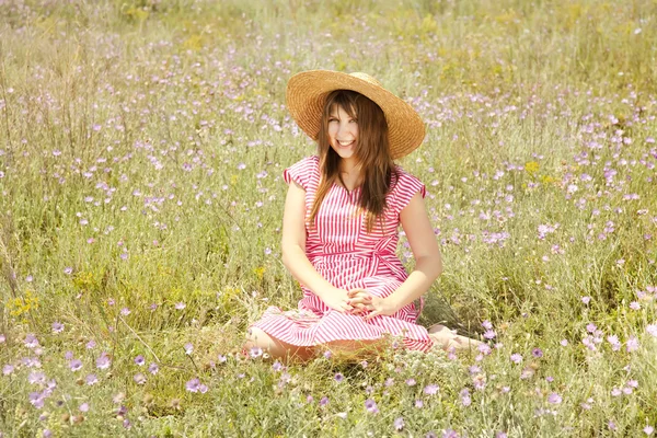 田舎でレトロなスタイルの女の子 — ストック写真
