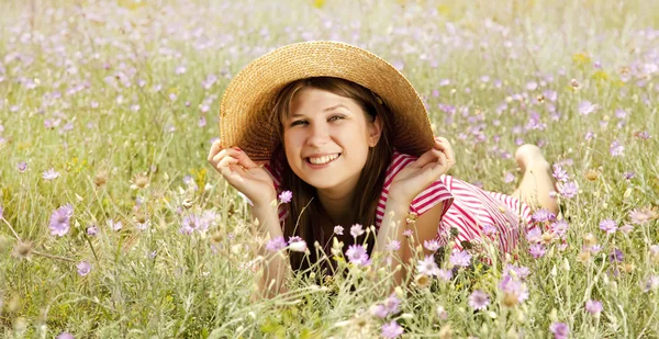 Dziewczyna w stylu retro na wsi — Zdjęcie stockowe