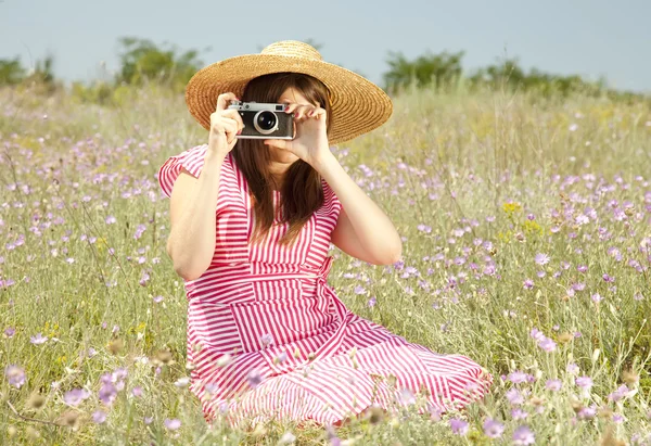 Retro style girl at countryside with camera. — Stock Photo, Image
