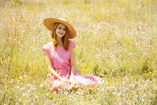 Retro style girl at countryside. — Stock Photo, Image