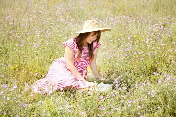 Chica de estilo retro en el campo con portátil . —  Fotos de Stock