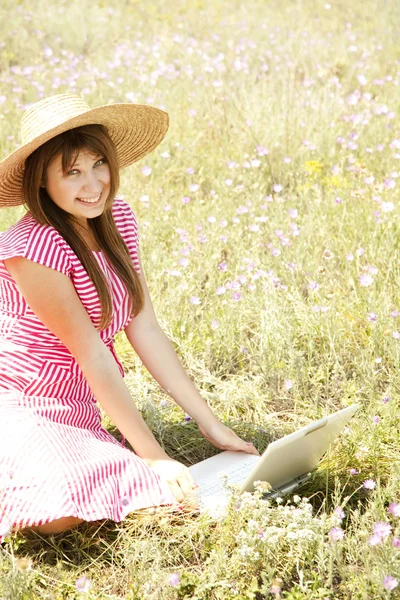 Menina estilo retro no campo com notebook . — Fotografia de Stock