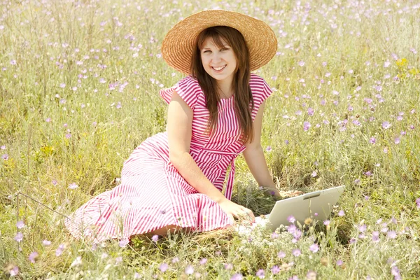 Dziewczyna w stylu retro na wsi z notebooka. — Zdjęcie stockowe
