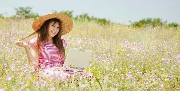 Chica de estilo retro en el campo con portátil . — Foto de Stock