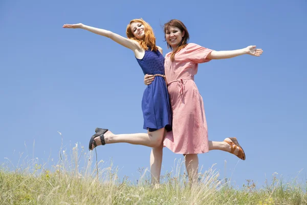 Twee gelukkige meisjes op weide. — Stockfoto