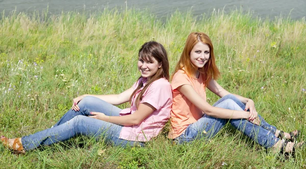 Dwie dziewczyny na wsi — Zdjęcie stockowe