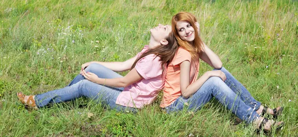 Two girlfriends at countryside — Stock Photo, Image