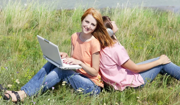 Dos novias en el campo con ordenador portátil y ordenador . —  Fotos de Stock