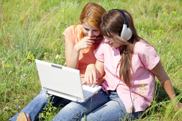 Dos novias en el campo con ordenador portátil y ordenador . — Foto de Stock