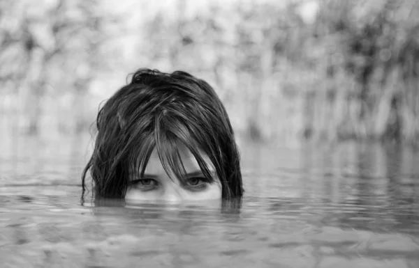 Flicka i floden. — Stockfoto