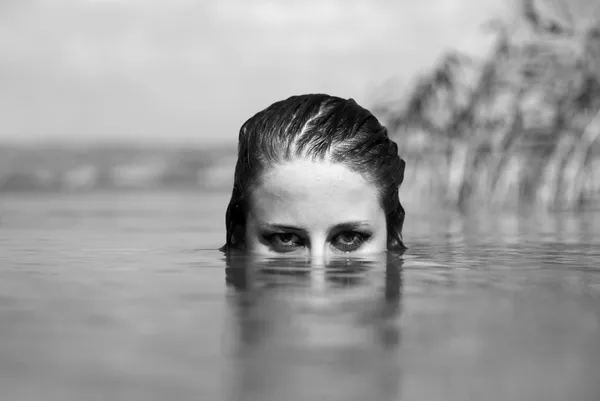 Chica en el río. —  Fotos de Stock