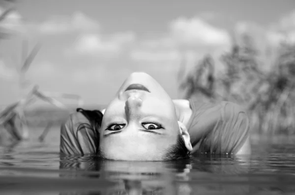 Girl in the river. — Stock Photo, Image