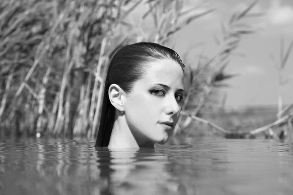 Lány a folyóban. — Stock Fotó