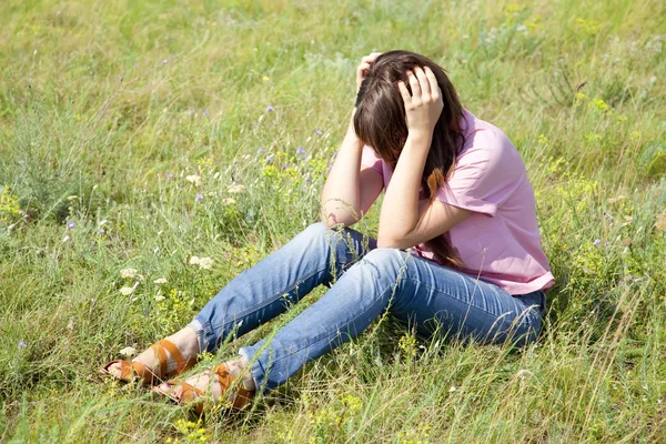 伤心的女孩在绿草在农村. — 图库照片