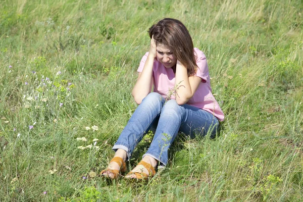 시골에서 푸른 잔디에서 슬픈 여자. — 스톡 사진