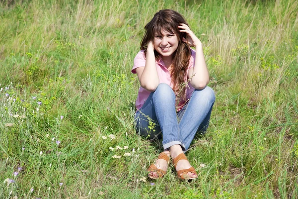 Mutlu kız yeşil çimen. — Stok fotoğraf