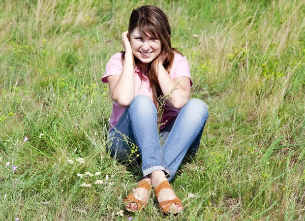 快乐的女孩在绿草. — 图库照片