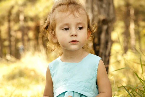 Klein meisje spelen in het park. — Stockfoto