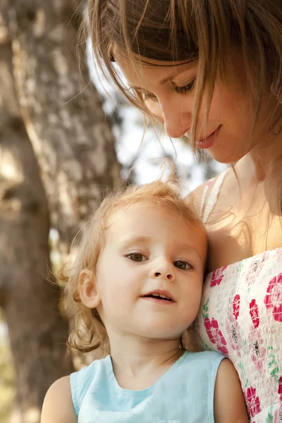 Liten flicka och mor i parken — Stockfoto