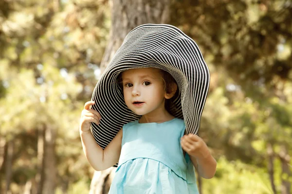 Malá holčička hrát v parku. — Stock fotografie