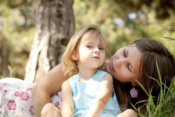 Parktaki küçük kız ve anne — Stok fotoğraf